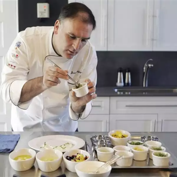 Las delicias culinarias estarán a cargo del reconocido chef español José Andrés, quien es toda una celebridad en Estados Unidos, en donde es socio de varios restaurantes importantes como Jaleo, Arlington, Bethesda, Zaytinya, Minibar y The Bazaar.