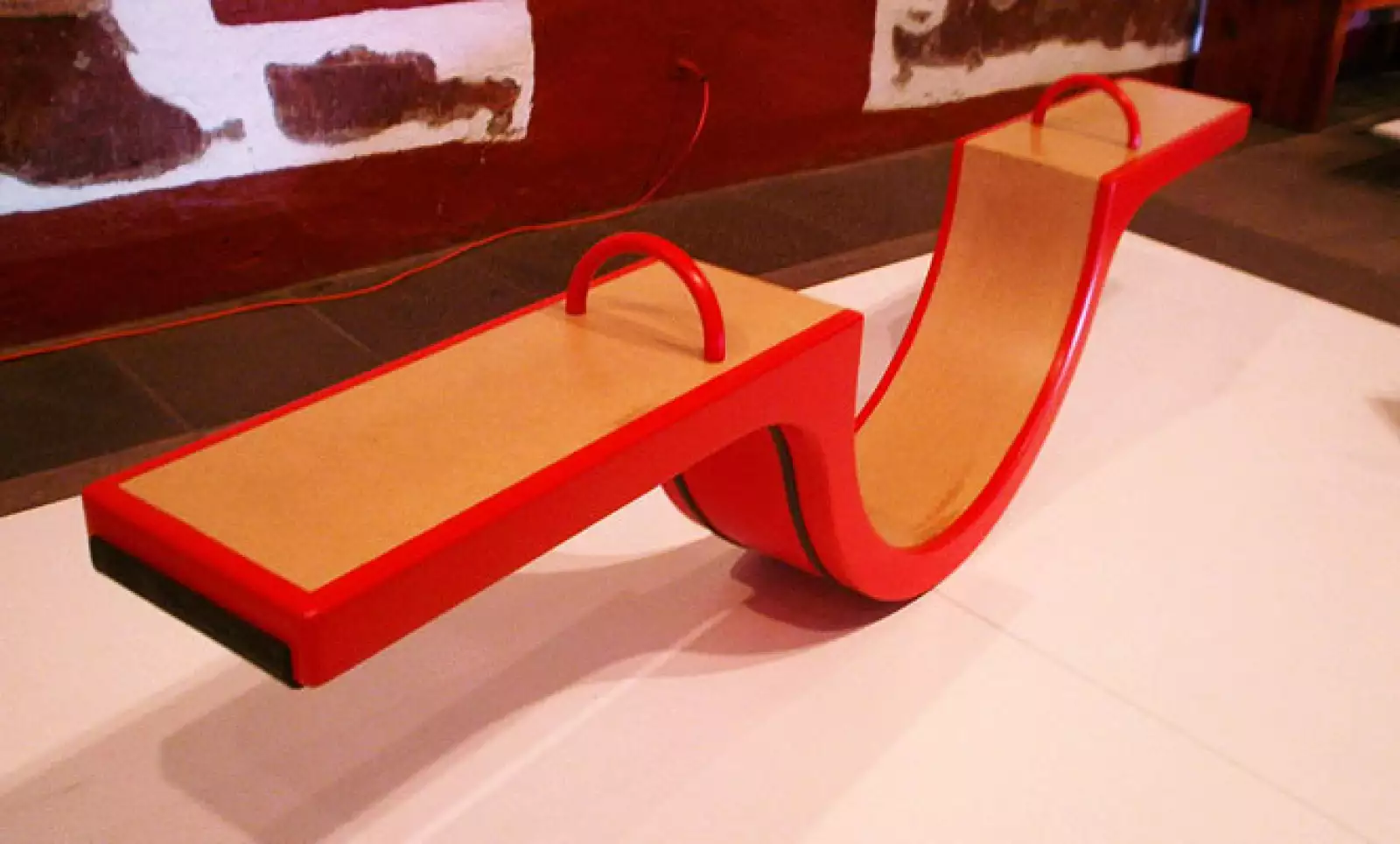 1.	Bimbalete es un sube y baja hecho con MDF en un formato portátil ideal para jugar en interiores y exteriores. Diseño: Déborah Ireri Orozco Sánchez.