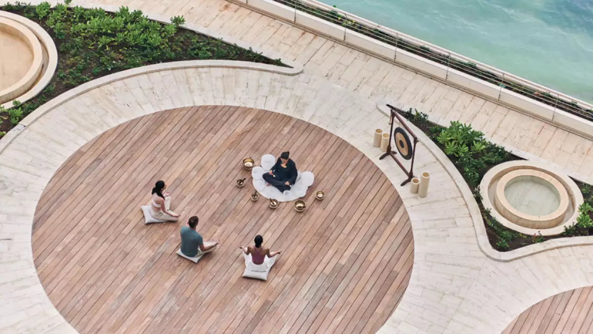 Foto de una sesión de yoga frente al mar Caribe en el SHA Wellness Clinic México.