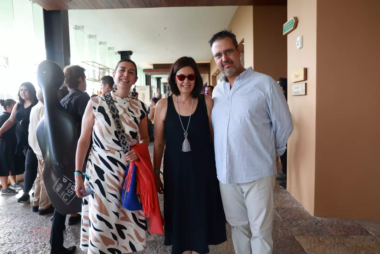 Adriana y Mónica Osuna con Carlos de los Ríos