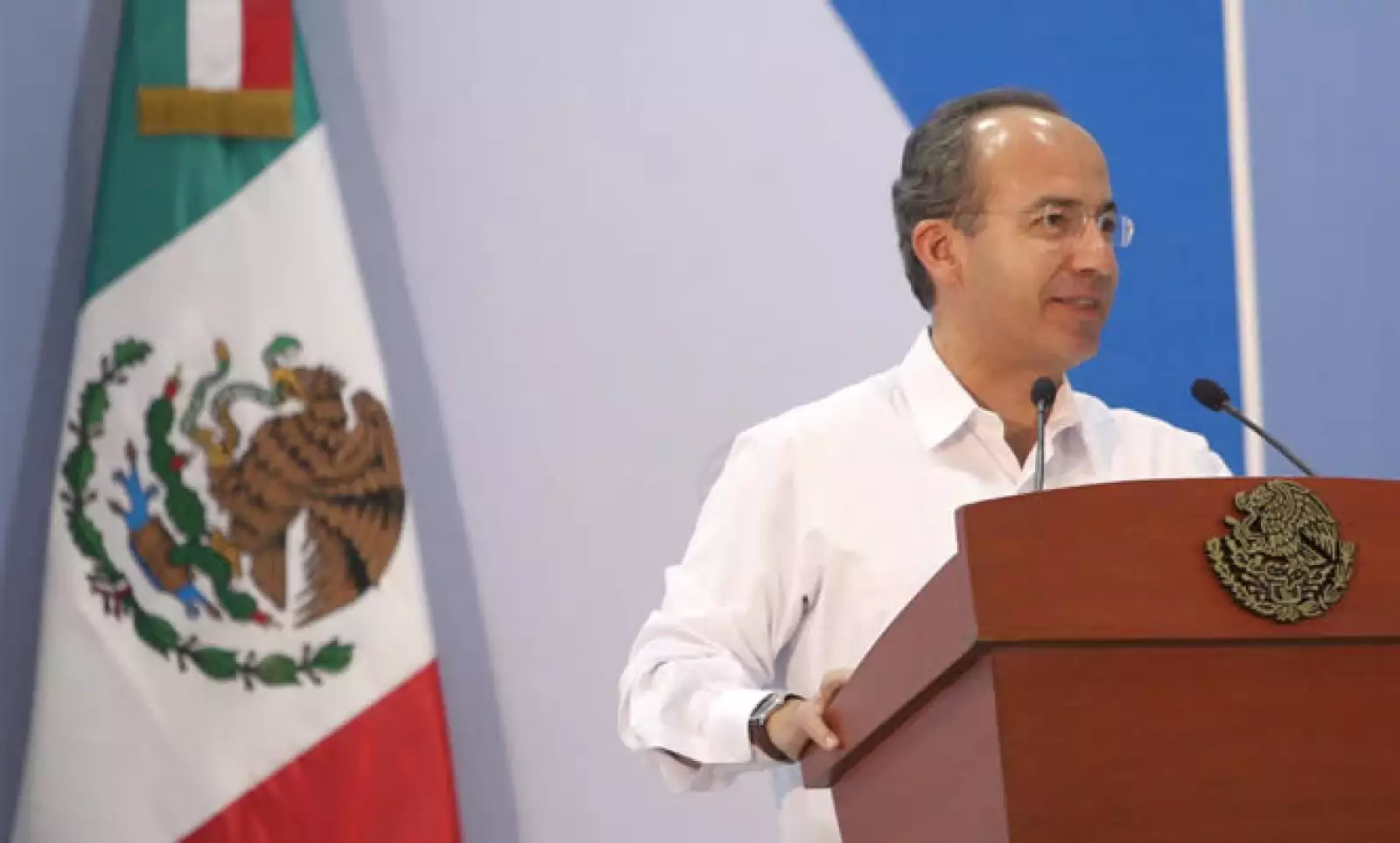 El miércoles en el Sexto Foro Internacional “Desde lo local”, Felipe Calderón dijo que se deben asumir responsabilidades ante la gravedad de las finanzas públicas. Enfatizó que al no tomar medidas tributarias adecuadas se afecta la calidad de vida de la g