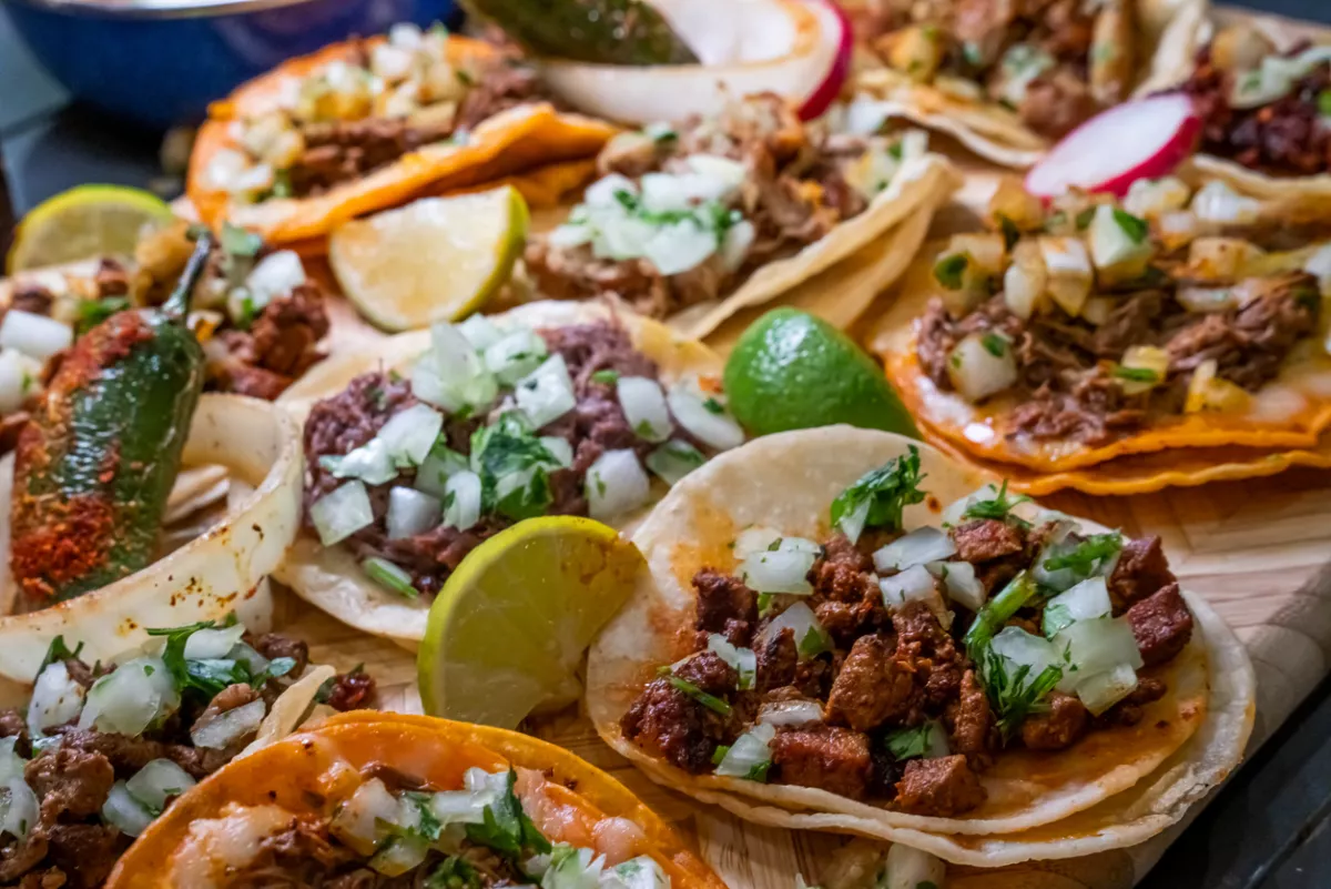 Los tacos de carnitas, birria, al pastor o cualquier relleno, son el paladar favorito de los que buscan comida de las calles mexicanas.