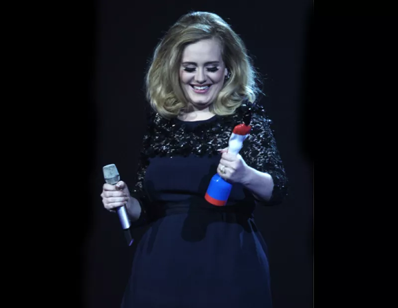 La actriz reveló que siempre ha sido talla 14-16 hecho que la hace sentir bien, sin embargo reveló que sólo reduciría tallas si le afectara en su vida sexual.