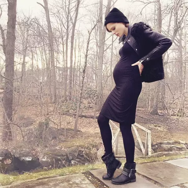 La top model Coco Rocha sabe presumir su embarazo sin perder el estilo y estar cubierta para no pasar frío.