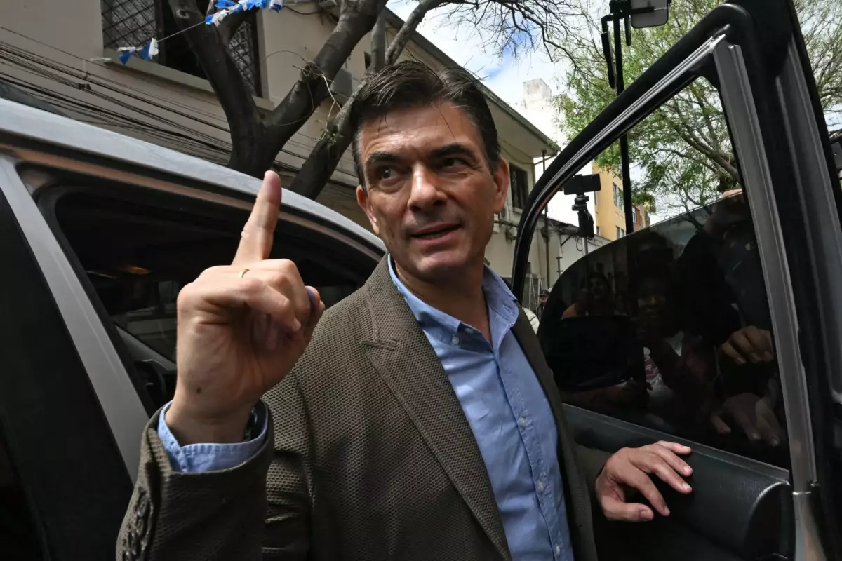 El candidato presidencial de Bolivia para el Partido Demócrata Cristiano (PDC), Rodrigo Paz, hace un gesto mientras se va después de votar durante la segunda segunda elección presidencial en Tarija, Bolivia, el 19 de octubre de 2025.
