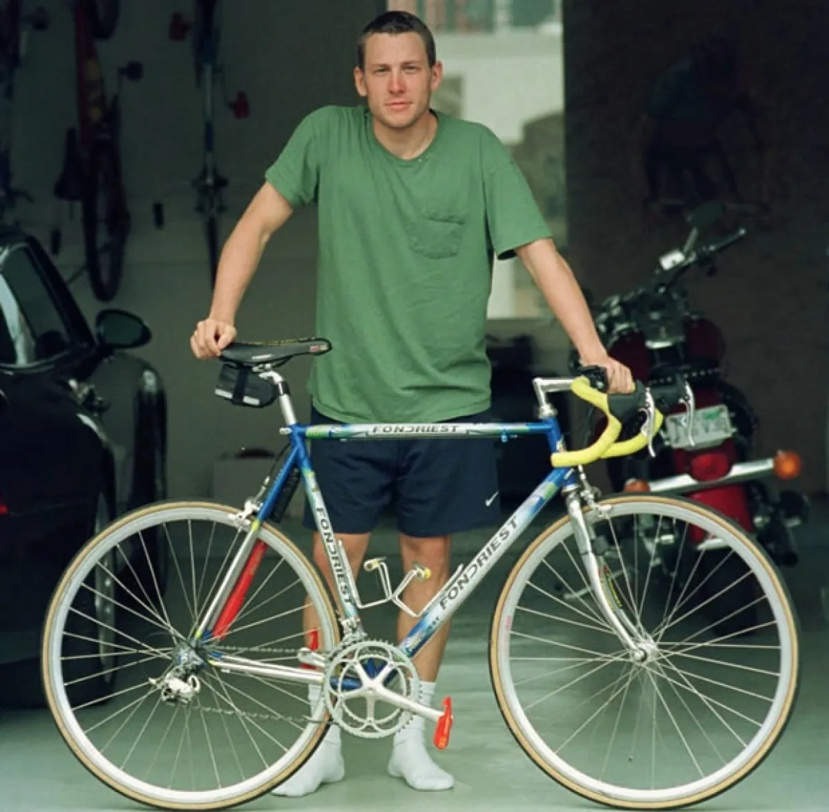 El ciclista se retiró por meses del deporte para luchar contra su enfermedad. Aquí en su casa de Austin Texas mientras se realizaba la carrera de Milan-San Remo de 1997, en la cual se suponía que iba a participar.