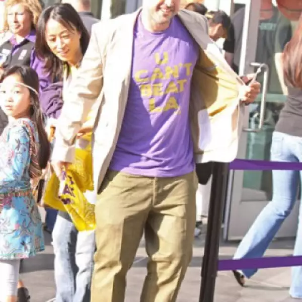 El actor David Arquette estaba entre la manada de famosos en el juego dos de las finales de la NBA, pero no se le vio con su esposa la conocida Courteney Cox.