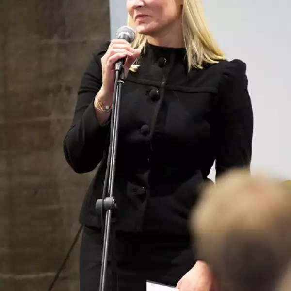 La futura Reina de Noruega en un abrigo negro.