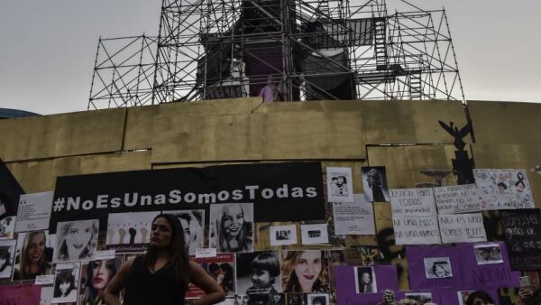 Con flores, velas y fotografías, mujeres rindieron homenaje a víctimas de feminicidio