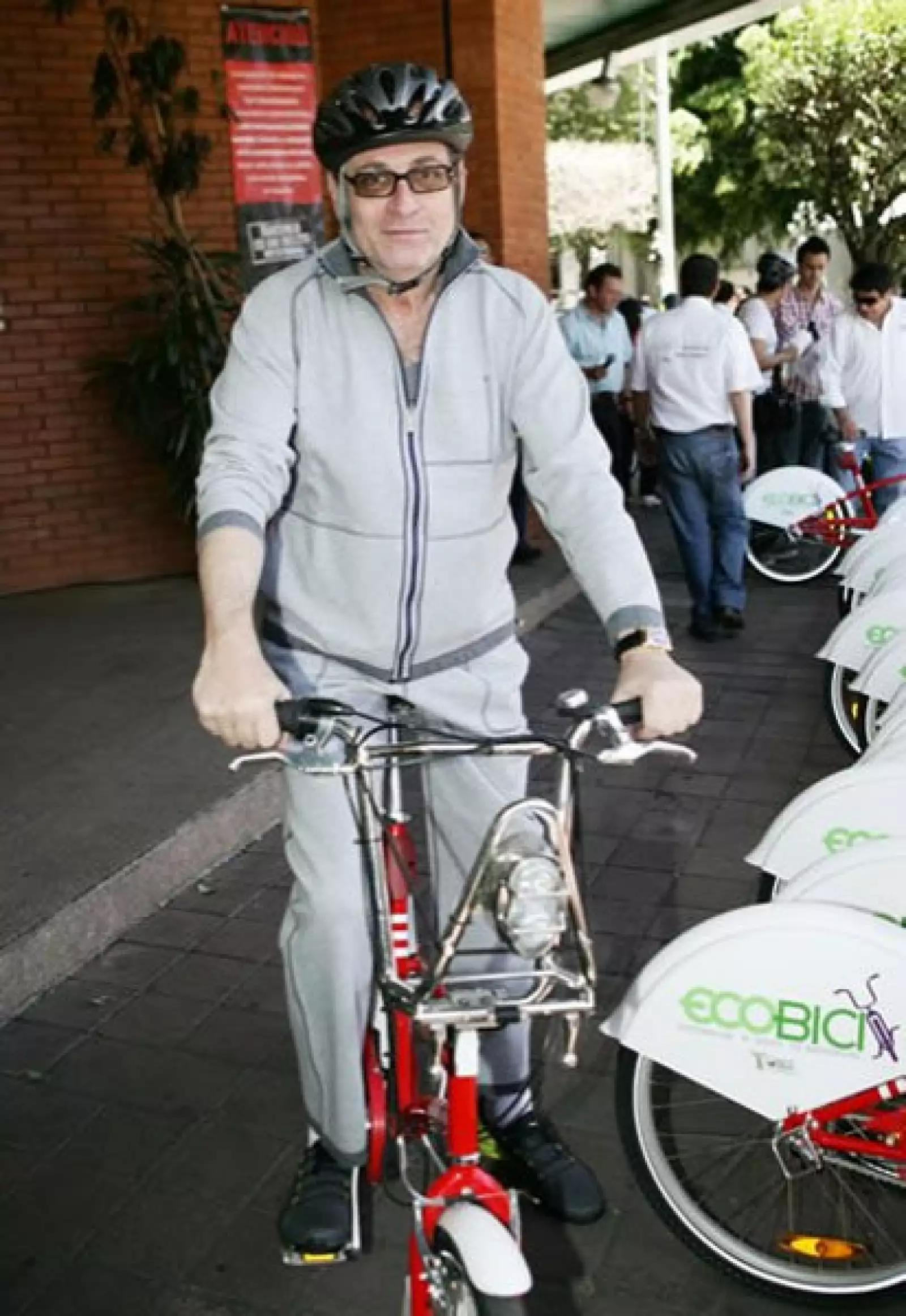El productor de teatro, Morris Gilbert, dio un recorrido en ecobici junto algunos actores teatrales.