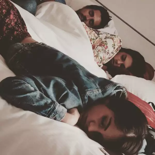 Después de un largo día en Italia, José, Livia Brito y Ela Velden cayeron rendidos.