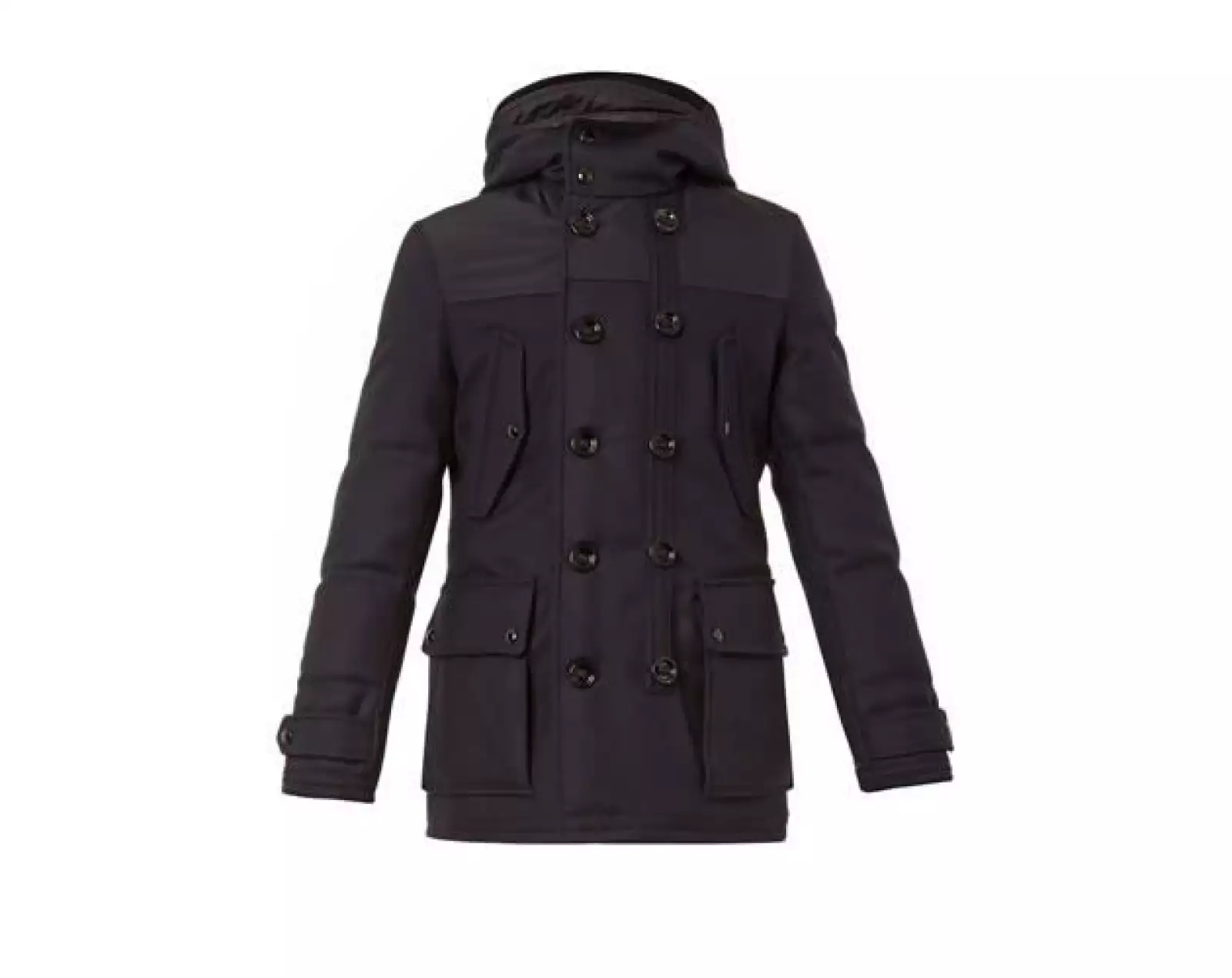 Moncler, firma reconocida por su tecnología en abrigos y chamarras, ofrece una pieza funcional con múltiples bolsillos.