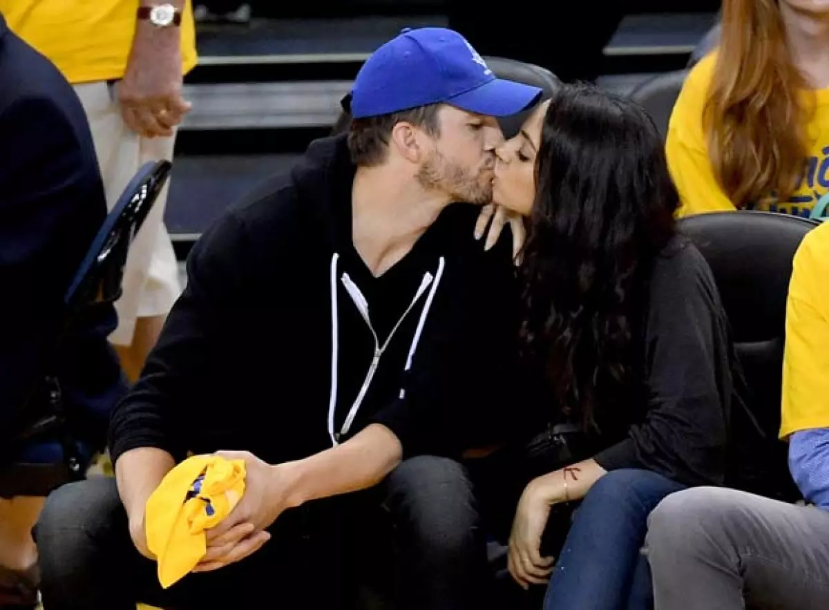 Mila y Ashton iniciaron en 2012 siendo amigos con derechos, sin embargo terminaron por casarse y tener una bebé, y ahora están a la espera de su segundo hijo.