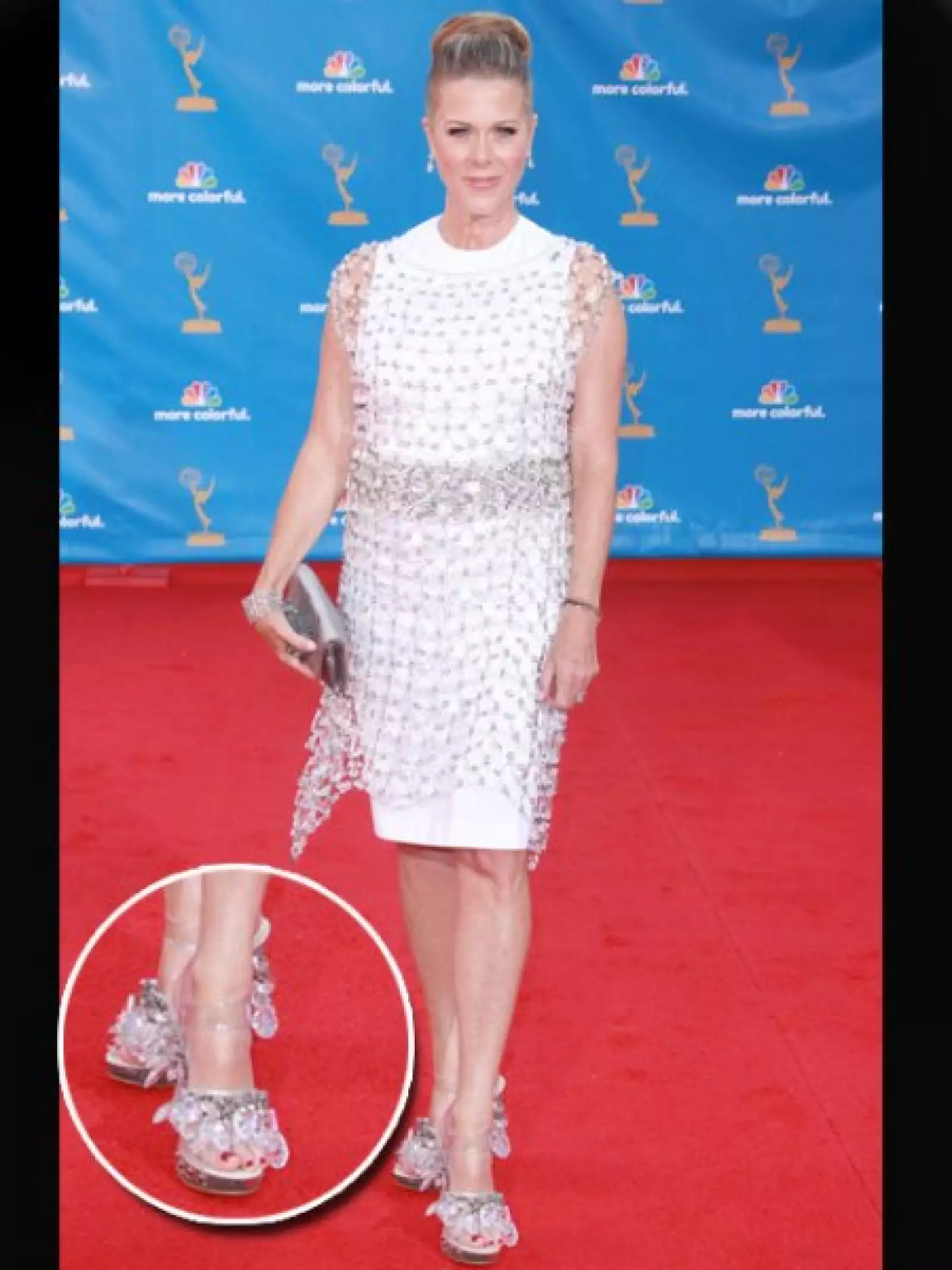 La esposa de Tom Hanks, Rita Wilson, fue de las que más llamaron la atención en la alfombra roja y no precisamente por su buen gusto, sólo basta ver el modelo de zapatos y ni que decir del vestido que estaba a juego con los mismos.