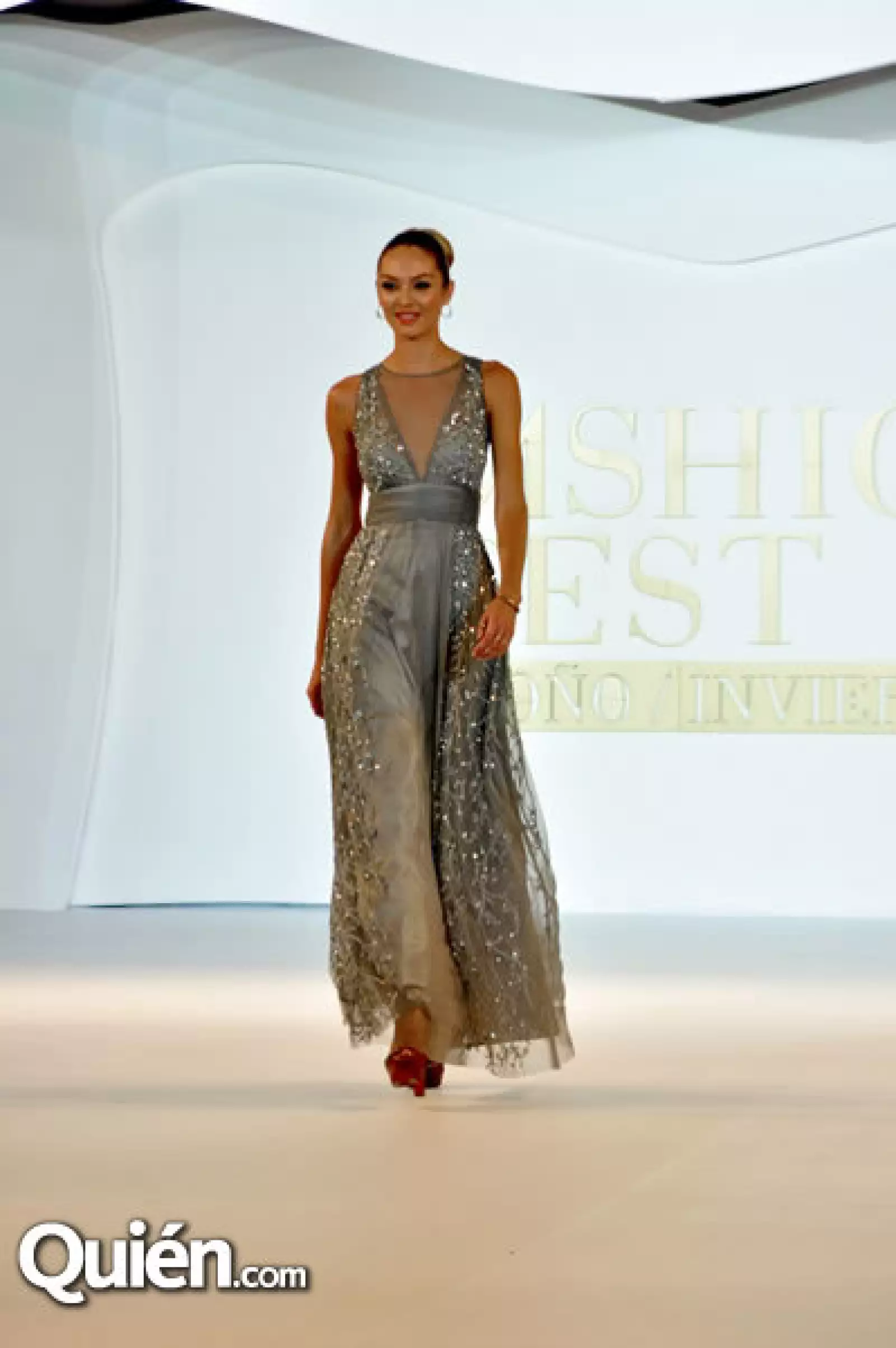 Candice Swanepoel en el Fashion Fest de Liverpool en el Club Industrial de Monterrey