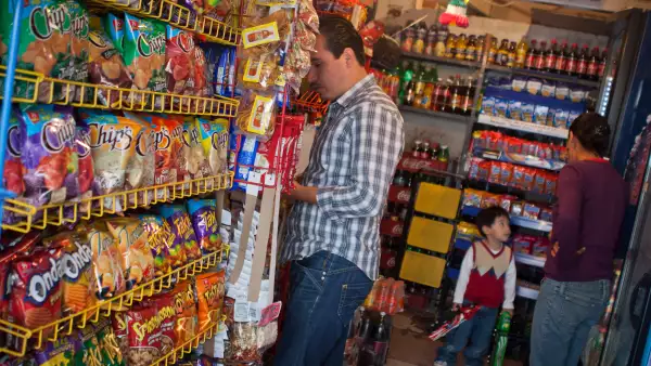 En América Latina y el Caribe se realizan operaciones por 2.3 billones de dólares en tiendas pequeñas y medianas. 