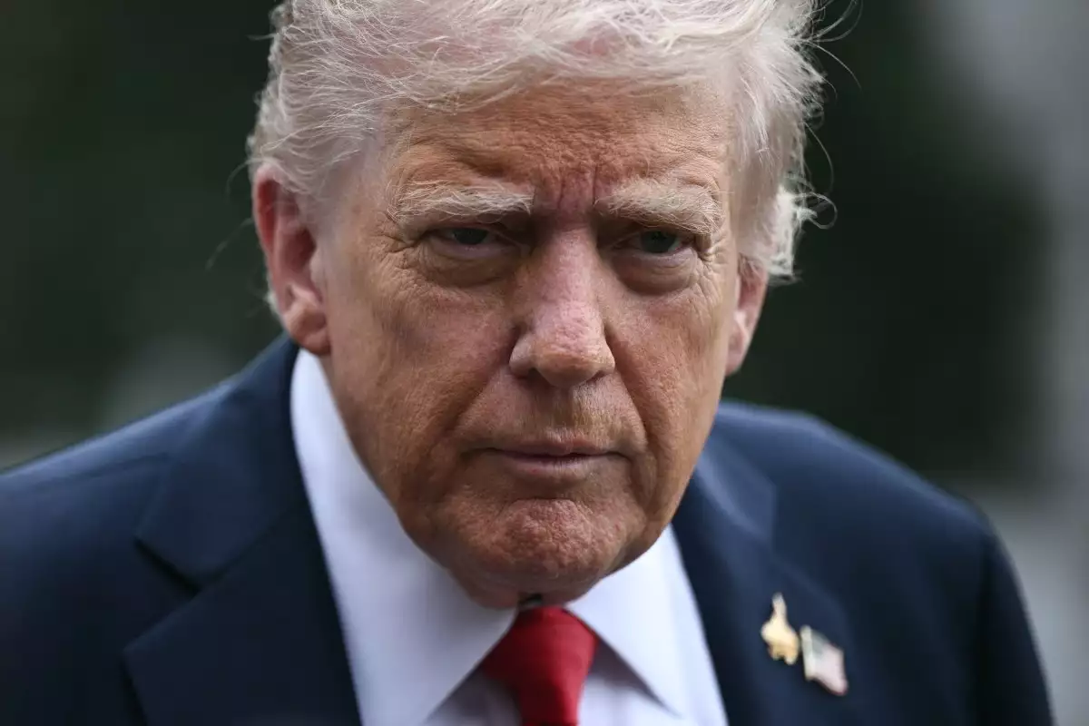 El presidente de los Estados Unidos, Donald Trump, habla con la prensa antes de abordar Marine One mientras sale del césped sur de la Casa Blanca en Washington, DC, el 30 de septiembre de 2025. Trump se dirige a Quantico, Virginia, para asistir a una reunión con altos oficiales militares.