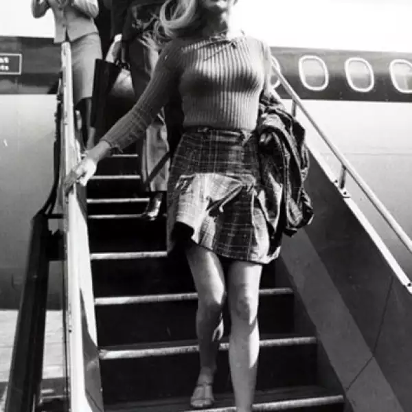La actriz Brigitte Bardot con una mini a cuadros.