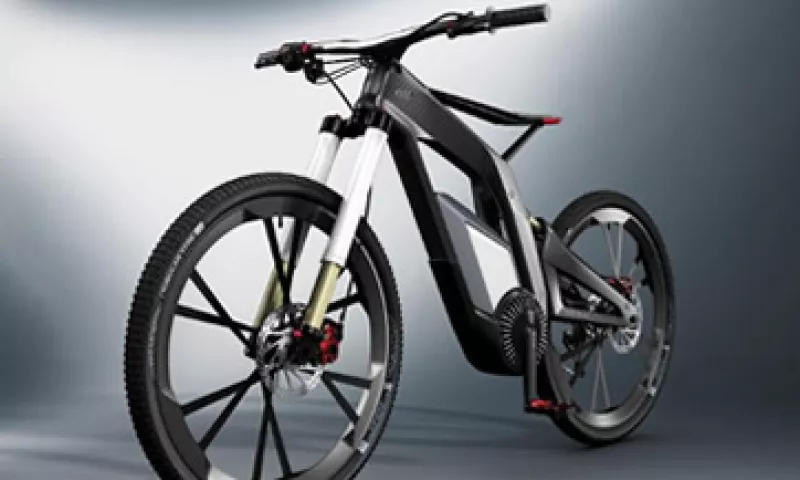 La Audi e-bike está fabricada de fibra de carbono y su diseño está basado mediante el principio de las motocicletas. (Foto: tomada de Audi.com)