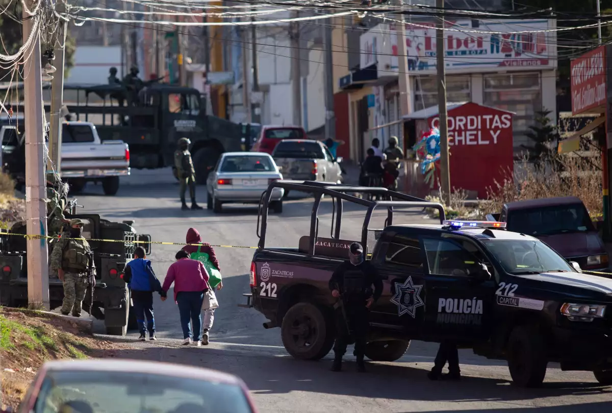 Tres familias ya no festejarán la noche buena. Dos mecánicos asesinados y un cliente herido de gravedad, tras un ataque armado en la Alma Obrera, de la capital zacatecana.