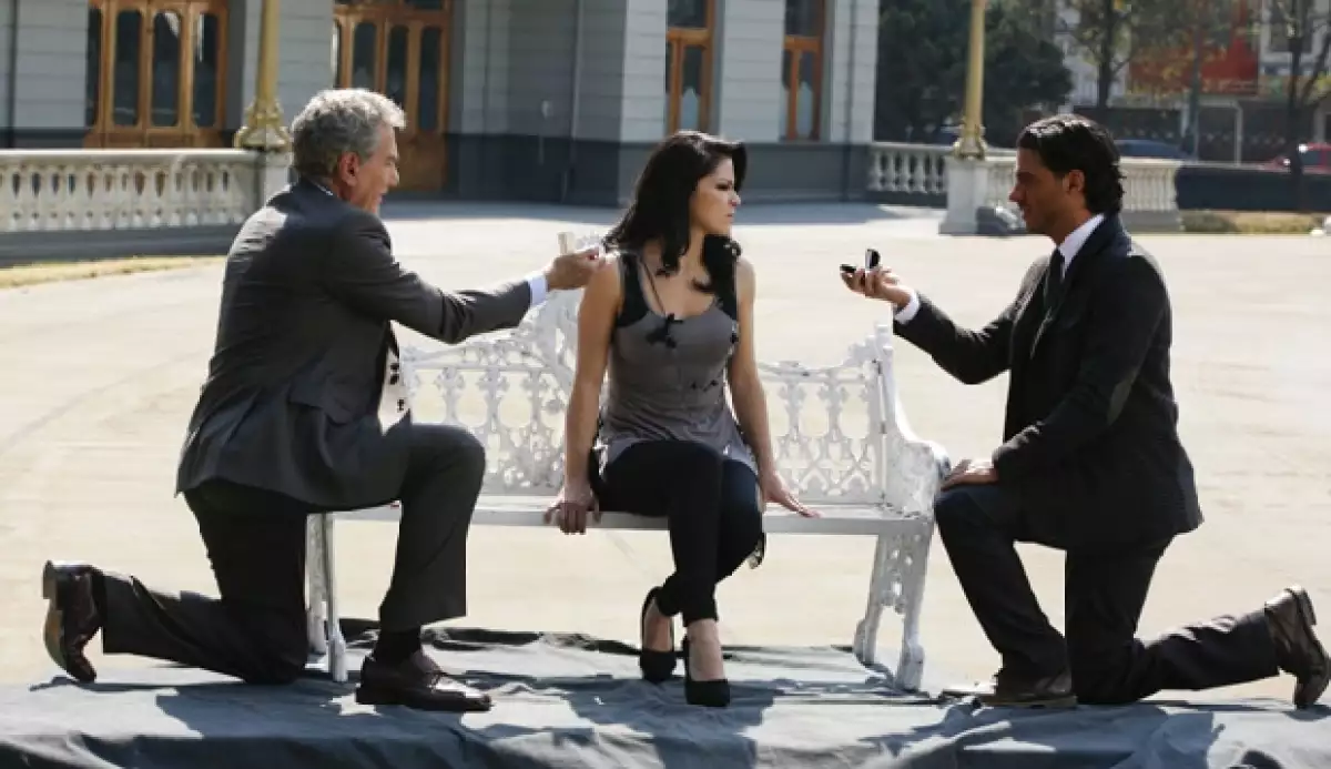 Durante una escena con Otto Sirgo y Alessandra Rosaldo.