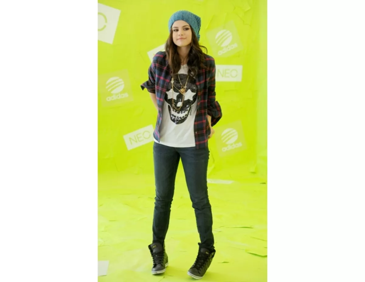 Selena Gomez juega con el look de camisa a cuadros y jeans.