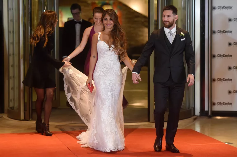 Para su boda con Lionel Messi, Antonella Roccuzzo eligió un diseño Rosa Clará.