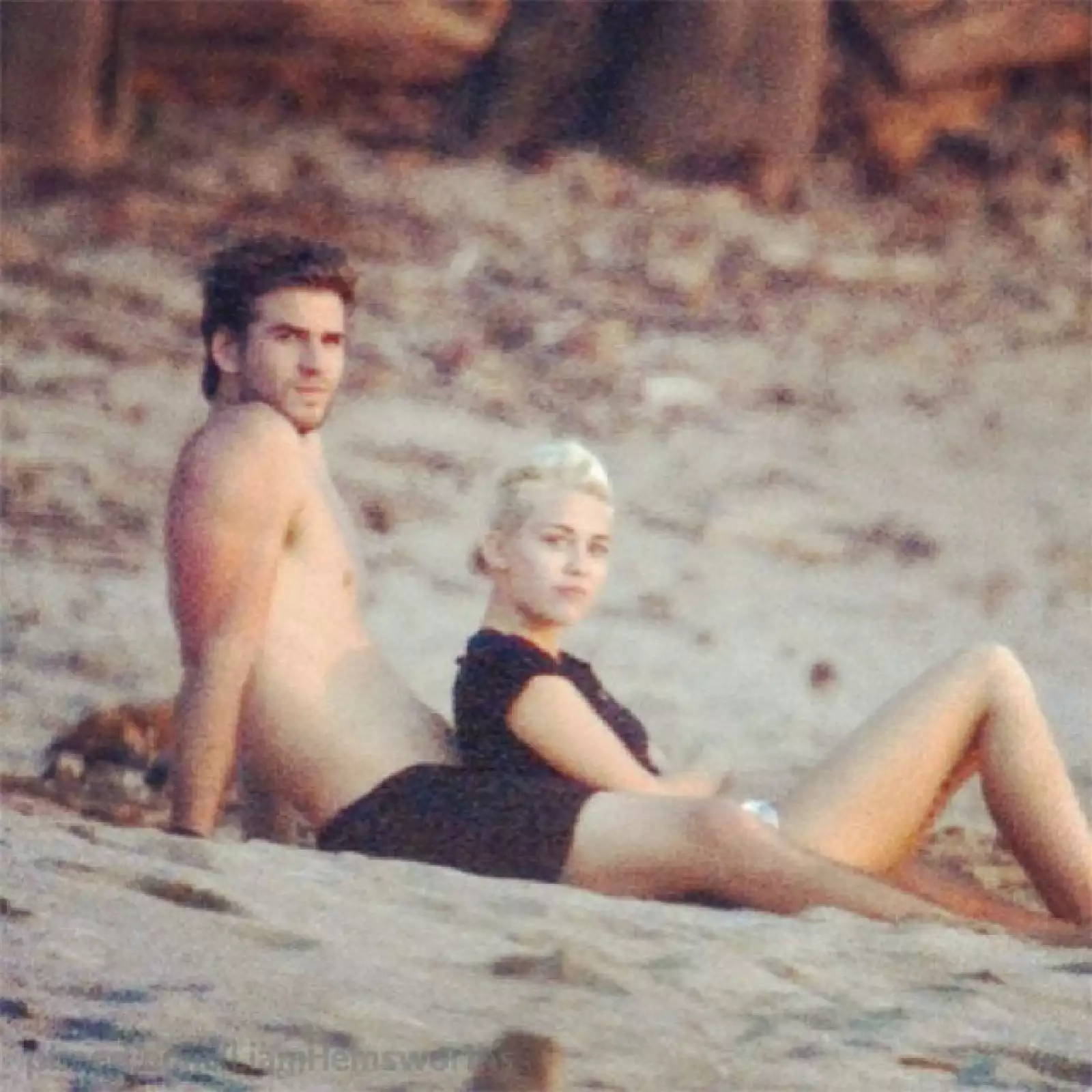 Los rumores sobre la fecha de su boda continúan, sin embargo sólo sabemos que están comprometidos y por lo que vemos en estas fotos, muy enamorados.