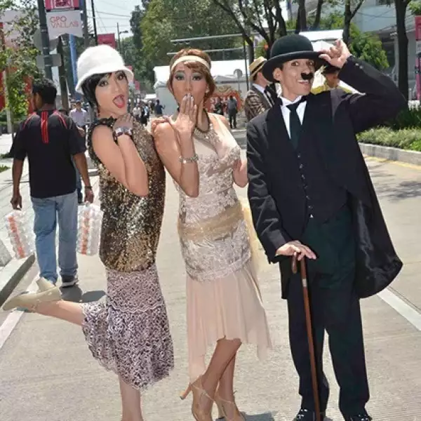 Performance de inauguración de Camina Masaryk.