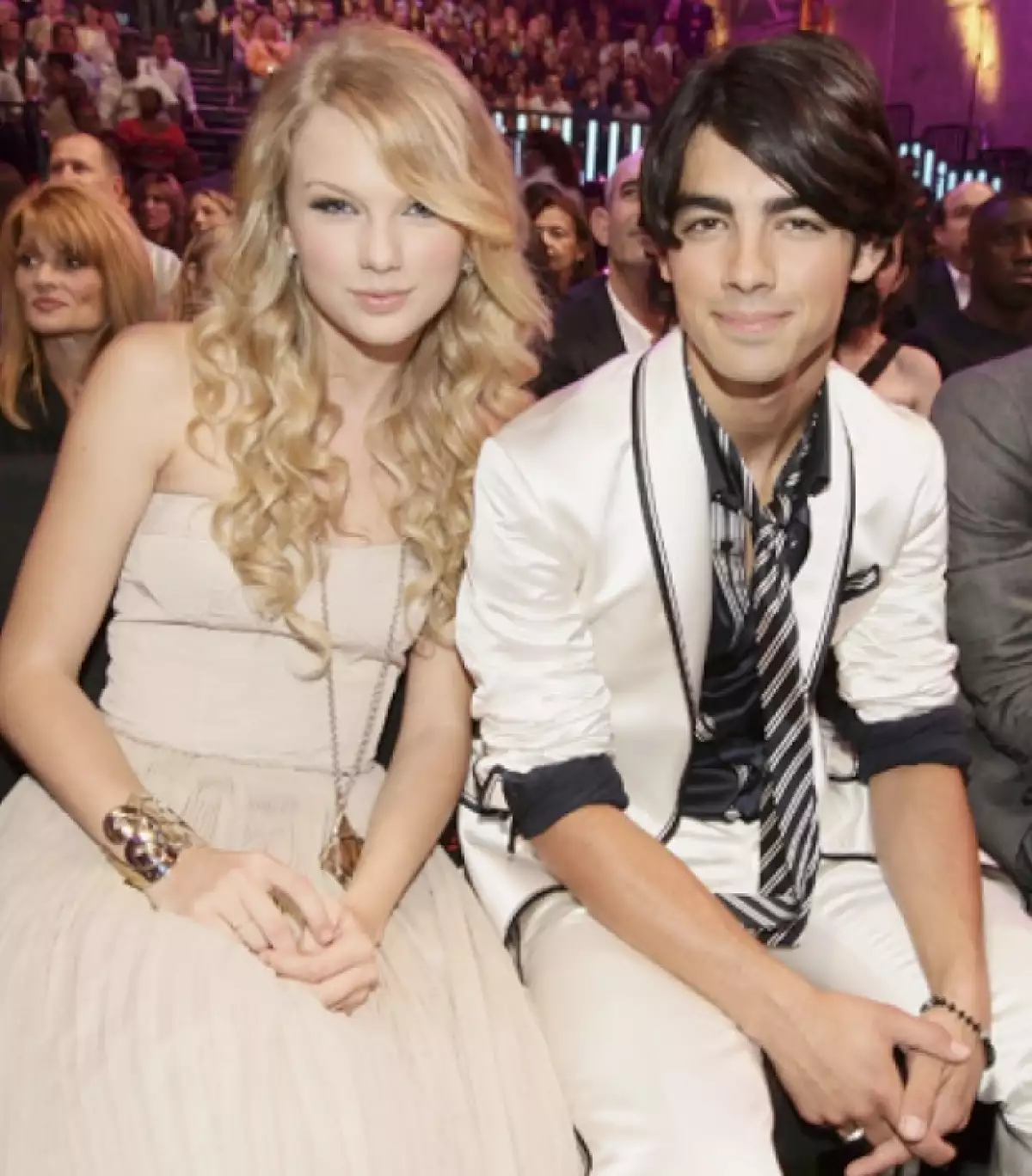Taylor compuso la canción "Better Than Revenge" inspirada en su relación junto a Joe Jonas.