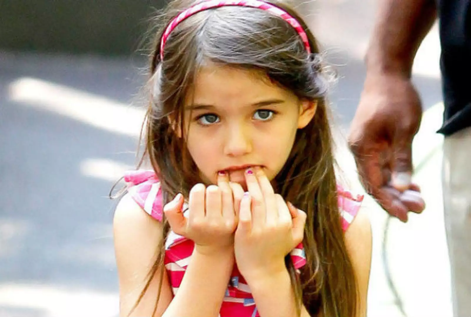 Seguro que Katie Holmes no estará muy contenta de que su hija muerda sus uñas.
