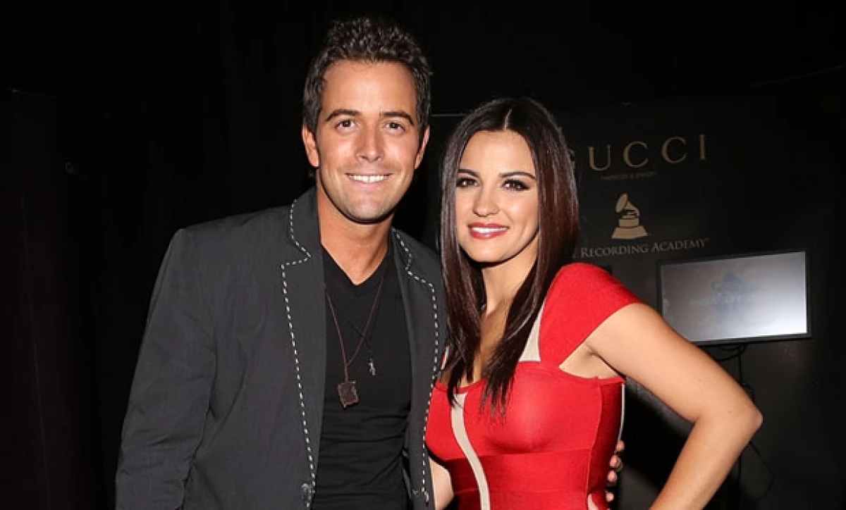 Luego de dos años de relación, la pareja decidió seguir su vida por caminos distintos. Fue la misma ex RBD quien dio la noticia en su cuenta de Twitter.