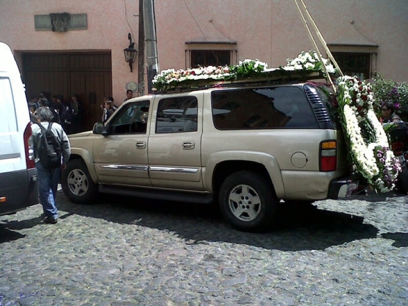 La familia ha recibido muestras de afecto y coronas de flores para despedir al ex mandatario.