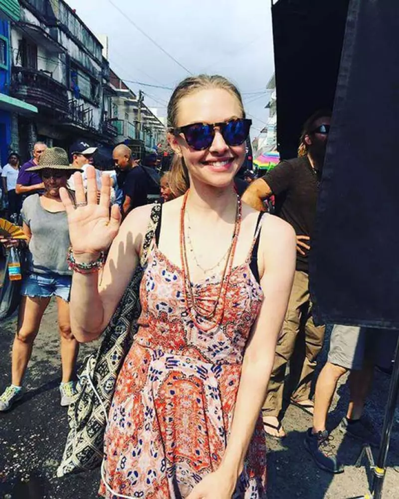 En su paso por Veracruz, la actriz ha accedido a posar con los fans que la han reconocido mientras filma la película "American Express".