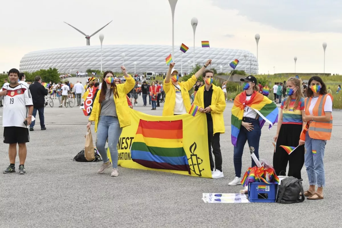 Esta ley ha sido el asunto más polémico que rodea el partido Alemania-Hungría, con el que se cierra la fase de grupo de la Eurocopa. El estadio Allianz Arena —en Múnich— iba a estar iluminado con los colores del arcoíris como una protesta contra la legislación. Ante la negativa de la UEFA, el gobierno de Múnich optó por iluminar el resto de sus edificios públicos con estos colores. 