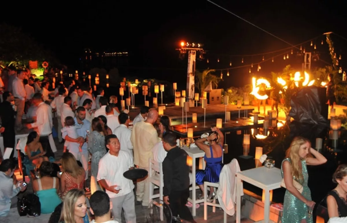 La decoración del lugar fue con salas tipo lounge, velas y la cena fue un buffet.