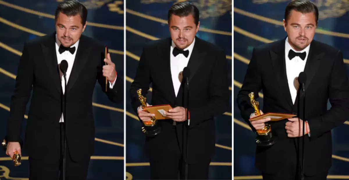 Aquí se ve cómo fue que Leo movió el sobre y para poder sostenerlo junto con la estatuila tuvo que utilizar su dedo medio de esa forma.