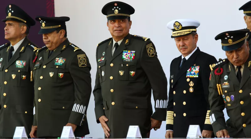 Ceremonia de graduación de Ingenieros Militares, en el campo militar.
