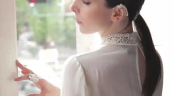 Tenemos el behind the scenes de la sesión de fotos de la estrella pop con InStyle donde modeló varios looks como toda una profesional.