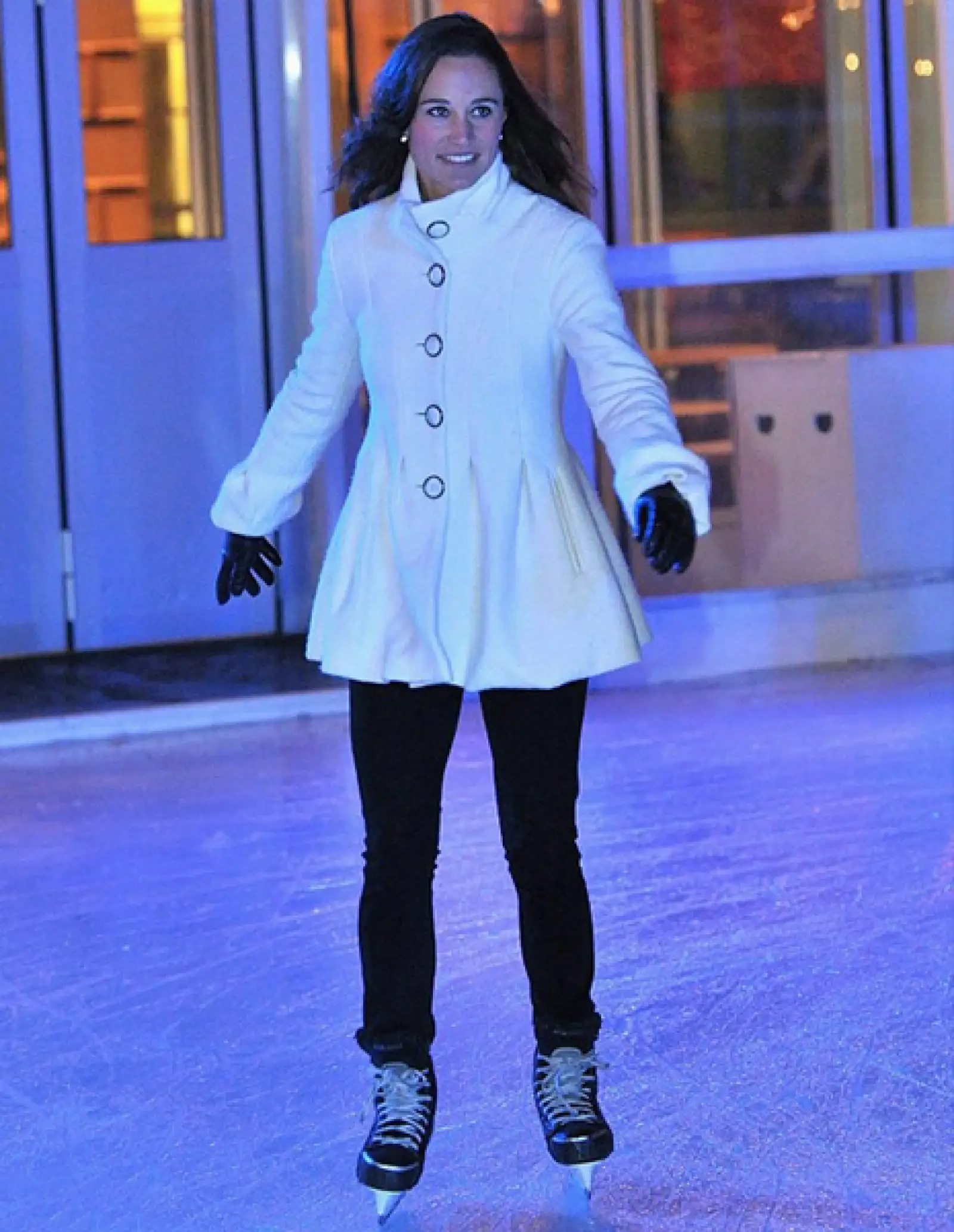 Pippa Middleton se divierte patinando con una chaqueta corta estructurada con botones dorados.