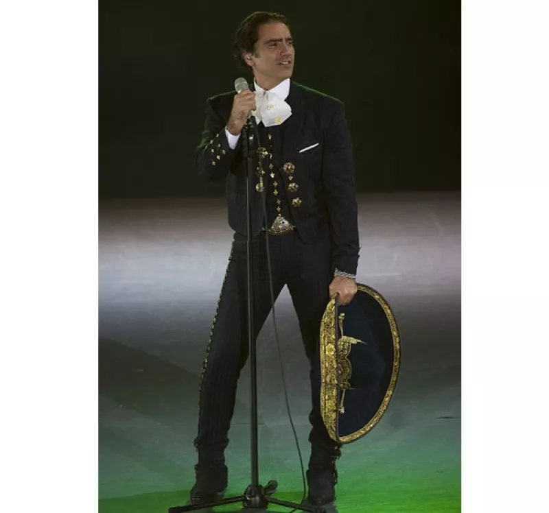 Alejandro Fernández adelantó el Grito de Independencia ante diez mil personas que acudieron a su primer concierto en el Auditorio Nacional.