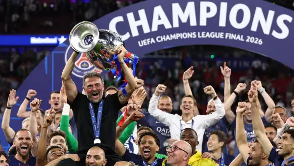 El entrenador español del Paris Saint-Germain, Luis Enrique, levanta el trofeo mientras celebra con sus jugadores después de ganar el partido final de fútbol de la Liga de Campeones de la UEFA entre el Paris Saint-Germain (PSG) y el Arsenal FC en el Puskas Arena de Budapest el 30 de mayo de 2026.