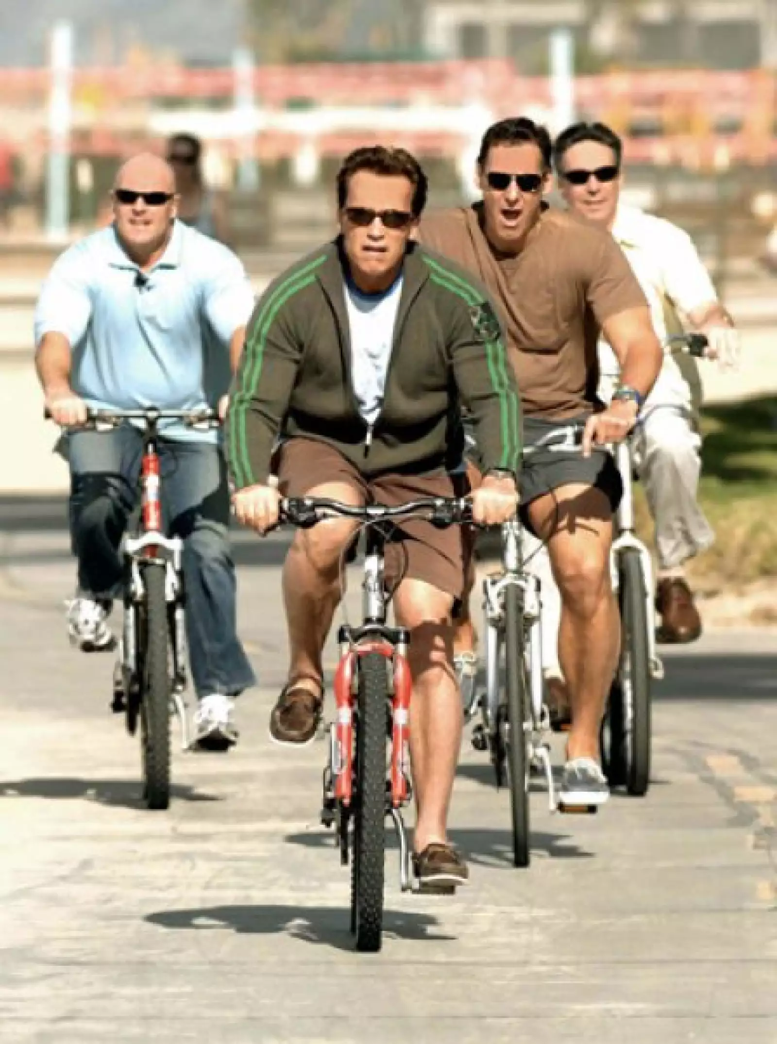 Arnold Schwarzenegger pasea en bicicleta con sus tres guardaespaldas, en Los Ángeles, California.