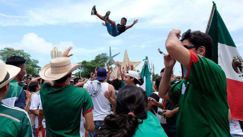 Aficionados en el estado de Campeche celebrando