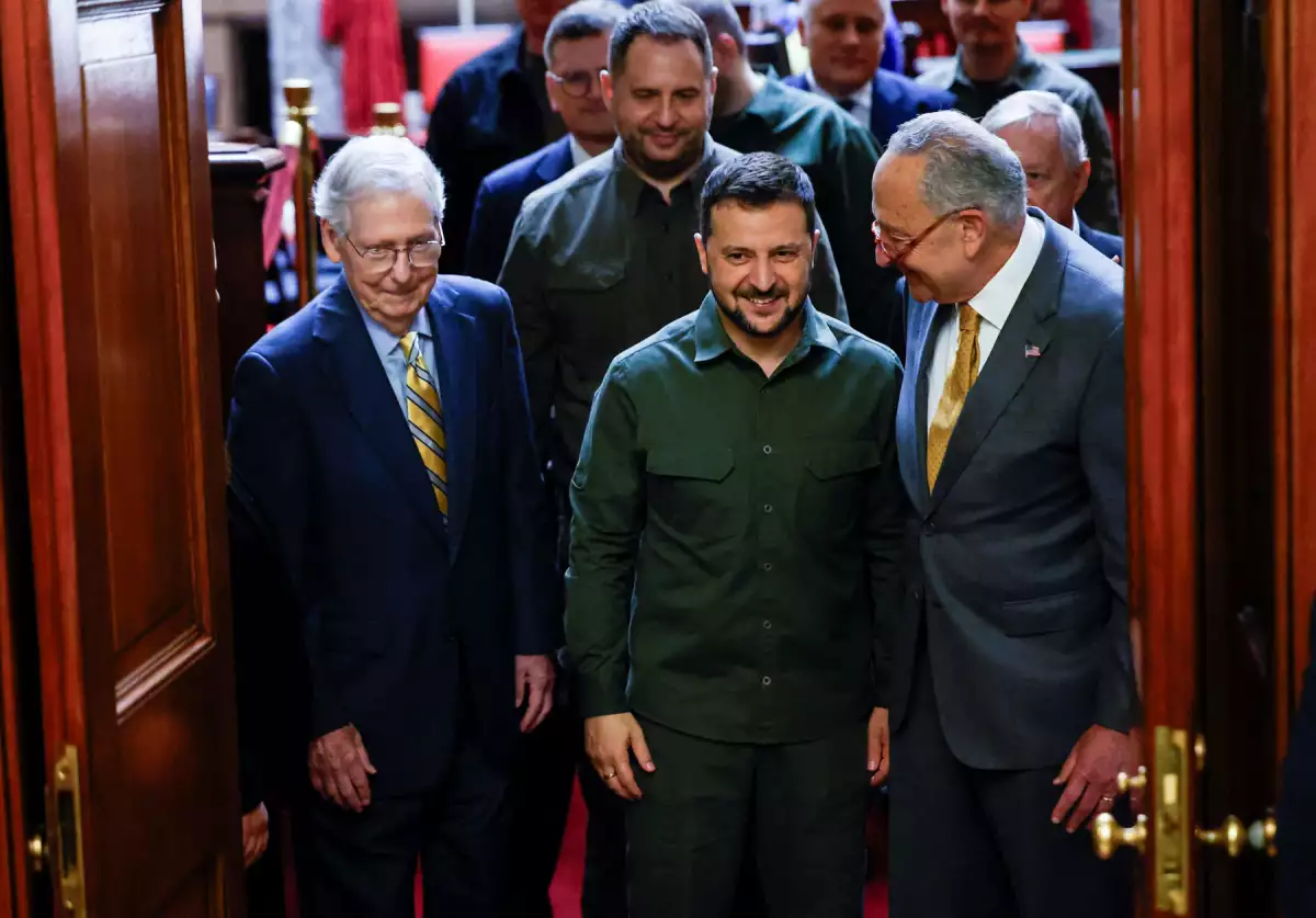 El presidente ucraniano Volodymyr Zelenskiy es escoltado por el líder de la minoría del Senado de los EE. UU. Mitch McConnell (R-KY) y el líder de la mayoría del Senado Chuck Schumer (D-NY) mientras se va después de una reunión con todos los miembros del Senado en una visita al Capitolio de los EE. UU. en Washington, el 21 de septiembre de 2023.