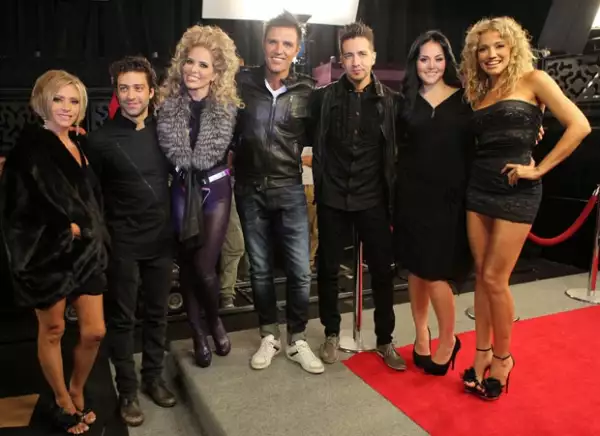 Daniela Castro, Ary Borovoy, Gloria, Billy Rovzar, Óscar Schwebel, Zuria Vega y Fanny Lu se divirtieron mucho en el clip de Gloria Trevi.