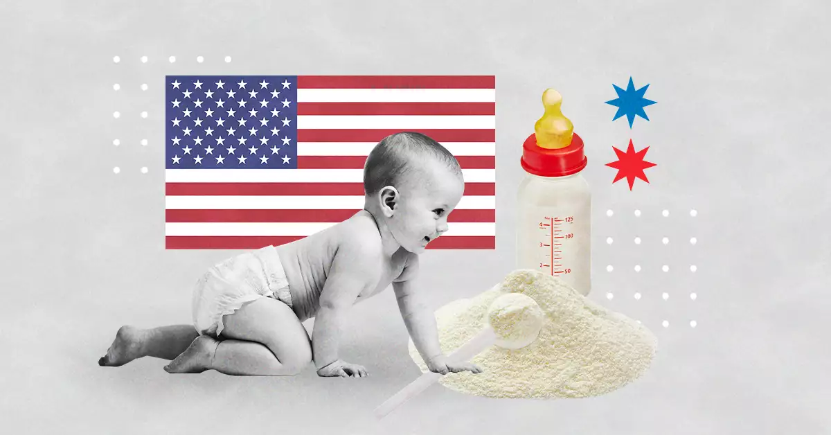 Bebé gatea junto a un biberón y un montón de fórmula láctea con la bandera de EU de fondo. 