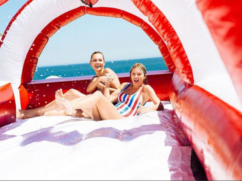 Taylor lució sus curvas en sus vacaciones en Rhode Island.