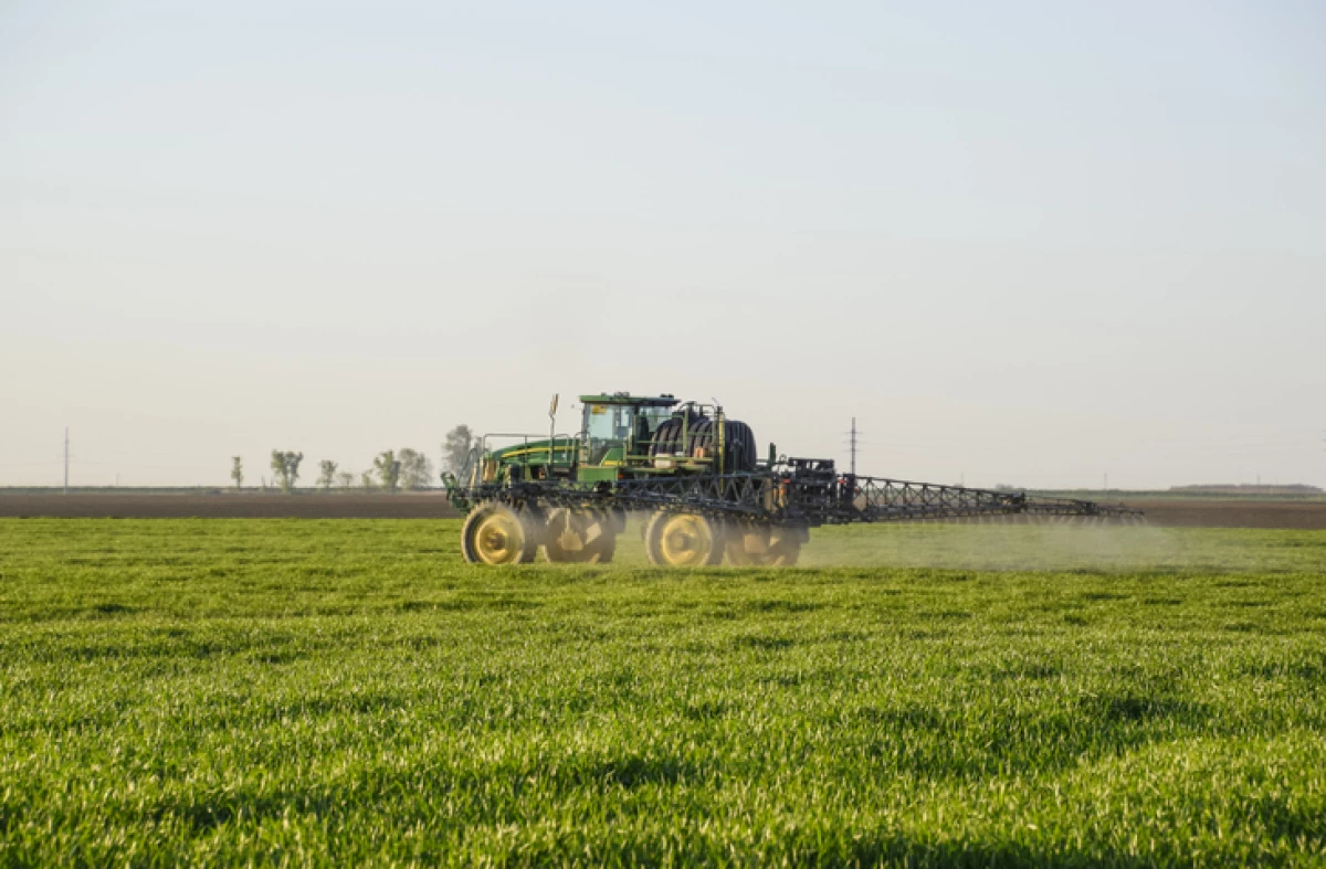 Tractor que aplica fertilizantes