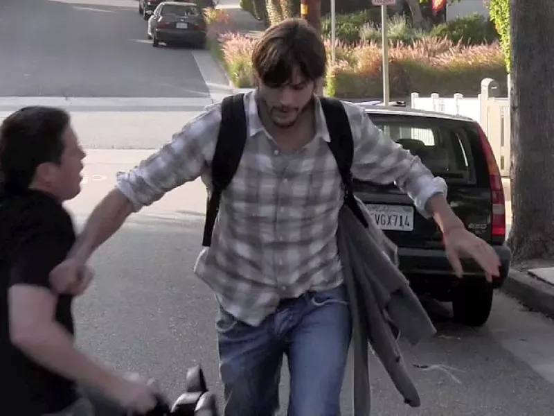 El actor de `Two and a Half Men´ empujó a un hombre que lo fotografiaba mientras subía a su auto después de salir de su casa en California.